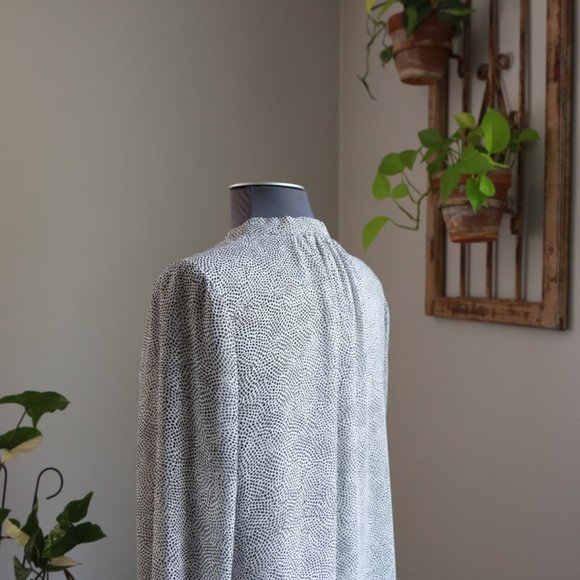 DR2 Lines Black and White Button Up Blouse Large - Picture 5 of 7